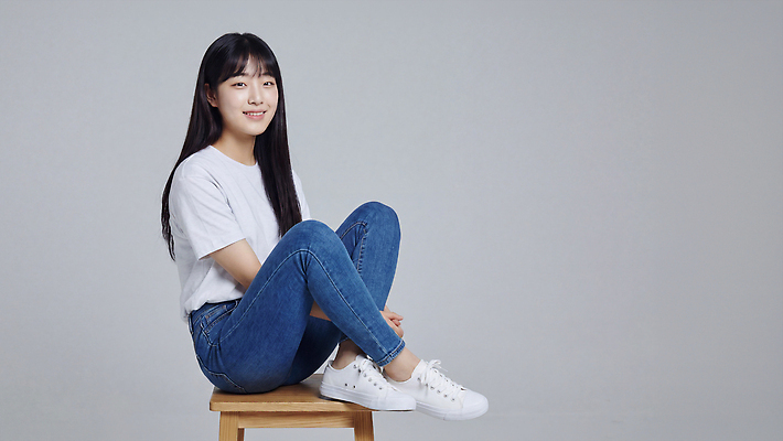 학생 컬러 가구 셔츠 바지 모션 표정 사람 CG 파일형식 AI포토 앉기 여자 미소 의자 회색 티셔츠 청바지 편집이미지 편집실사 JPG 대학생 의료성형뷰티 AI인물포토 AI콘텐츠