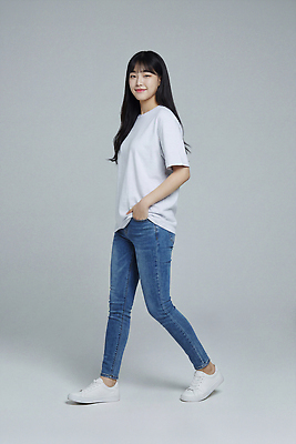 학생 여자 어린이 컬러 셔츠 바지 모션 사람 CG 파일형식 AI포토 소녀 청바지 티셔츠 걷기 회색 표정 주머니 패션 스타일 신발 포즈 편집이미지 편집실사 JPG 대학생 의료성형뷰티 AI인물포토 AI콘텐츠