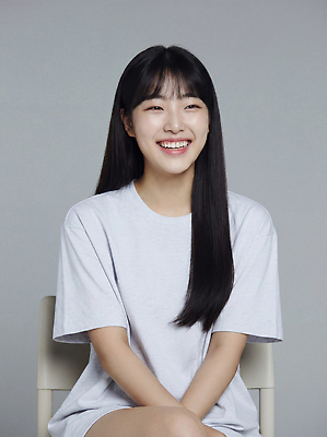 학생 가구 셔츠 모션 표정 사람 신체부위 CG 파일형식 AI포토 의자 웃음 티셔츠 앉기 얼굴 미소 여자 포즈 편집이미지 편집실사 JPG 대학생 의료성형뷰티 AI인물포토 AI콘텐츠