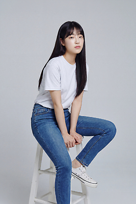 학생 시선 바지 모션 표정 사람 CG 파일형식 AI포토 모델 청바지 포즈 앉기 응시 스타일 미소 청소년 옷 편집이미지 편집실사 JPG 대학생 여자 의료성형뷰티 AI인물포토 AI콘텐츠