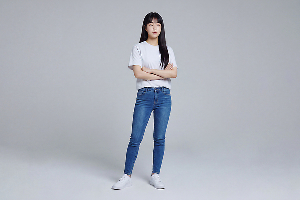 학생 옷 컬러 셔츠 바지 모션 사람 신체부위 CG 파일형식 AI포토 팔짱 모델 서기 회색 티셔츠 청바지 포즈 손 캐주얼 표정 편집이미지 편집실사 JPG 대학생 여자 의료성형뷰티 AI인물포토 AI콘텐츠
