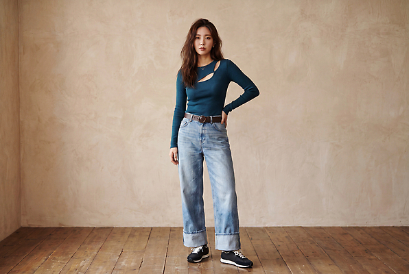 JPG 모델 편집이미지 손 옷 패션 벽 포즈 신발 스튜디오 바닥 머리 청바지 니트 의료성형뷰티 스타일 편집실사 AI인물포토 AI콘텐츠 상의 바지 신체부위 CG 파일형식 AI포토 하의 사람