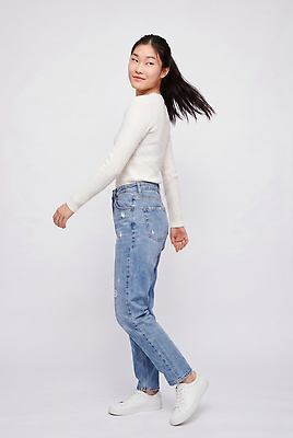 JPG 모델 편집이미지 패션 포즈 운동화 스튜디오 바람 미소 머리카락 흰색 청바지 스웨터 의료성형뷰티 스타일 편집실사 AI인물포토 AI콘텐츠 자연요소 컬러 신발 상의 바지 날씨 표정 머리 CG 파일형식 AI포토 옷 하의 신체부위 사람