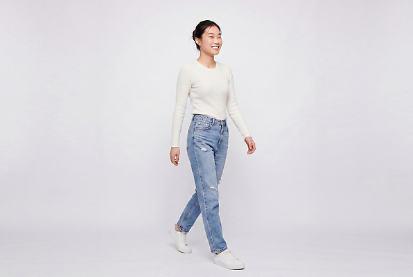 JPG 편집이미지 옷 여자 패션 미소 일상 캐주얼 걷기 흰색 청바지 편안함 스웨터 의료성형뷰티 스타일 편집실사 AI인물포토 AI콘텐츠 컬러 상의 바지 모션 표정 사람 라이프 감각 CG 파일형식 AI포토 하의 생활