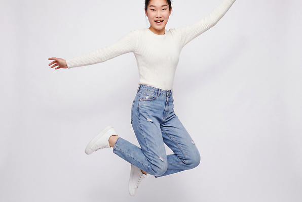 JPG 편집이미지 여자 행복 표정 밝음 청춘 운동 점프 활발 흰색 청바지 다리 스웨터 즐거움 의료성형뷰티 편집실사 AI인물포토 AI콘텐츠 감정 컬러 컨셉 상의 바지 모션 건강 사람 CG 파일형식 AI포토 옷 하의