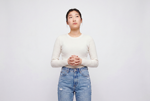 JPG 편집이미지 손 응시 여자 포즈 생각 표정 서기 청바지 마음 집중 의료성형뷰티 편집실사 AI인물포토 AI콘텐츠 시선 컨셉 바지 모션 사람 신체부위 CG 파일형식 AI포토 하의 옷