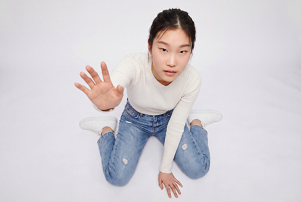 JPG 전신 편집이미지 손 옷 여자 포즈 바닥 앉기 의료성형뷰티 편집실사 AI인물포토 AI콘텐츠 모션 사람 신체부위 CG 파일형식 AI포토
