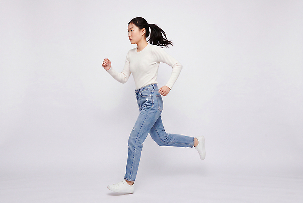 바지 모션 건강 사람 CG 파일형식 AI포토 여자 달리기 운동 청바지 에너지 스타일 편집실사 JPG 편집이미지 의료성형뷰티 AI인물포토 AI콘텐츠