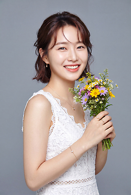 JPG 편집이미지 헤어스타일 옷 여자 꽃 꽃다발 포즈 백그라운드 자연 조명 밝음 웃음 사진촬영 회색 흰색 직사각형 의료성형뷰티 편집실사 AI인물포토 AI콘텐츠 도형 식물 컬러 표정 사람 촬영 CG 생태계 파일형식 AI포토