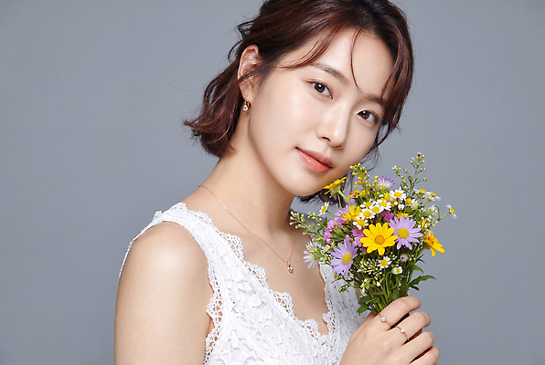JPG 모델 편집이미지 여자 패션 꽃 꽃다발 포즈 자연 회색배경 조명 미소 사람 화장 머리 촬영 의료성형뷰티 편집실사 AI인물포토 AI콘텐츠 식물 표정 신체부위 뷰티 회색 CG 생태계 파일형식 AI포토 컬러