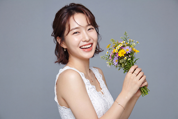 JPG 편집이미지 여자 행복 꽃다발 자연 아침 웃음 사진촬영 촬영 일과 의료성형뷰티 편집실사 AI인물포토 AI콘텐츠 주간 꽃 감정 표정 사람 CG 생태계 파일형식 AI포토 자연요소 식물