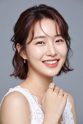 JPG 편집이미지 손 여자 감정 얼굴 백그라운드 짧은머리 미소 뷰티 머리 감싸기 의료성형뷰티 스타일 편집실사 AI인물포토 AI콘텐츠 헤어스타일 모션 표정 사람 신체부위 CG 파일형식 AI포토