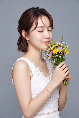 JPG 편집이미지 손 여자 꽃 행복 감정 꽃다발 포즈 꽃밭 자연 미소 관찰 신선 향기 밝은색 의료성형뷰티 편집실사 AI인물포토 AI콘텐츠 식물 모션 표정 사람 신체부위 CG 생태계 냄새 파일형식 AI포토