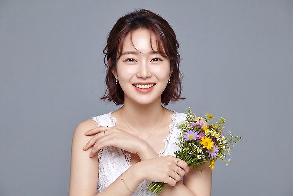 JPG 편집이미지 옷 여자 꽃 화초 꽃다발 포즈 백그라운드 미소 초원 일상 여름 카메라 정원 의료성형뷰티 편집실사 AI인물포토 AI콘텐츠 식물 계절 표정 사람 라이프 전자제품 CG 파일형식 AI포토 생활