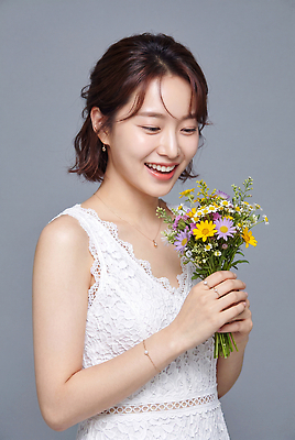 JPG 편집이미지 손 드레스 여자 꽃 꽃다발 포즈 백그라운드 실내 표정 미소 촬영 기쁨 의료성형뷰티 편집실사 AI인물포토 AI콘텐츠 식물 옷 감정 사람 내부 신체부위 CG 파일형식 AI포토