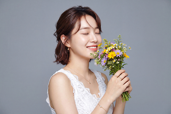 JPG 편집이미지 손 여자 꽃 감정 꽃다발 포즈 백그라운드 자연 표정 미소 촬영 향기 의료성형뷰티 스타일 편집실사 AI인물포토 AI콘텐츠 식물 사람 신체부위 CG 생태계 냄새 파일형식 AI포토