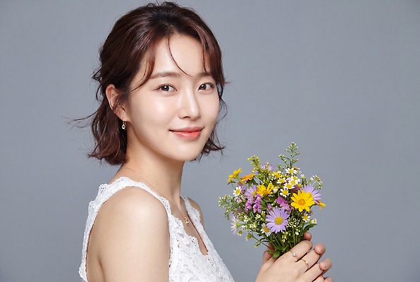 JPG 모델 편집이미지 옷 여자 꽃 포즈 백그라운드 자연 표정 미소 일상 카메라 촬영 회색 흰색 의료성형뷰티 편집실사 AI인물포토 AI콘텐츠 식물 컬러 사람 라이프 전자제품 CG 생태계 파일형식 AI포토 생활