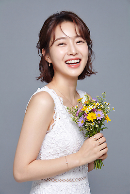 JPG 편집이미지 꽃 꽃다발 자연 회색배경 선물 미소 웃음 사람 촬영 기쁨 의료성형뷰티 편집실사 AI인물포토 AI콘텐츠 식물 감정 표정 회색 CG 생태계 파일형식 AI포토 컬러