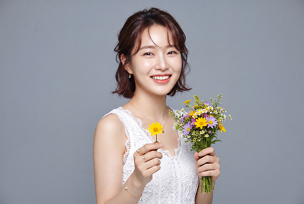 JPG 편집이미지 손 여자 꽃 꽃다발 포즈 백그라운드 장신구 스튜디오 미소 캐주얼 머리카락 촬영 이미지 의료성형뷰티 편집실사 AI인물포토 AI콘텐츠 식물 옷 표정 사람 신체부위 머리 CG 파일형식 AI포토