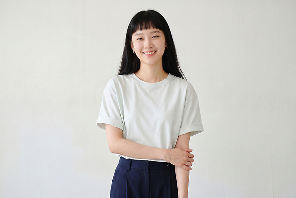 JPG 모델 편집이미지 여자 감정 얼굴 포즈 백그라운드 티셔츠 미소 사람 카메라 촬영 기쁨 흰색 의료성형뷰티 스타일 단순 편집실사 AI인물포토 AI콘텐츠 컬러 셔츠 표정 신체부위 전자제품 CG 파일형식 AI포토 상의 옷