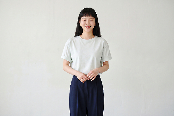 JPG 편집이미지 여자 감정 백그라운드 티셔츠 바지 실내 표정 서기 웃음 사람 일상 흰색 의료성형뷰티 편집실사 AI인물포토 AI콘텐츠 컬러 셔츠 모션 하의 내부 라이프 CG 파일형식 AI포토 옷 상의 생활