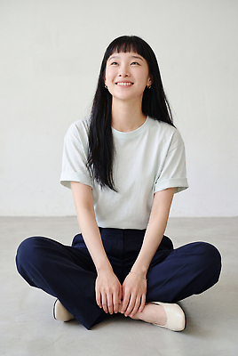 JPG 편집이미지 포즈 바닥 미소 웃음 사람 앉기 캐주얼 공간 분위기 심플 의료성형뷰티 편집실사 AI인물포토 AI콘텐츠 옷 컨셉 모션 표정 CG 파일형식 AI포토