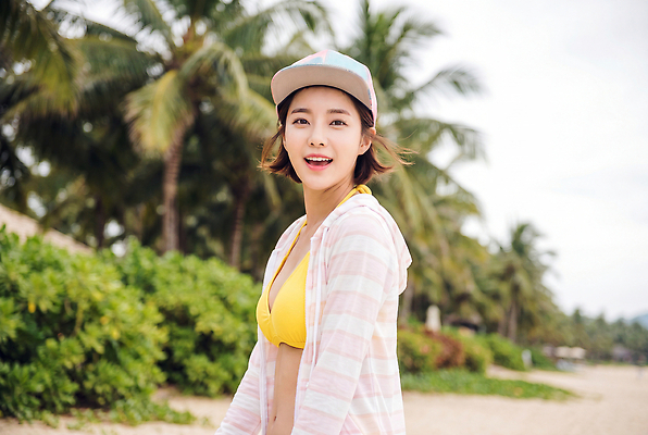 JPG 편집이미지 모자 여자 수영복 바다 자연 휴가 웃음 풍경 해변 여름 야자수 카메라 산책 즐거움 방갈로 의료성형뷰티 편집실사 AI인물포토 AI콘텐츠 나무 잡화 옷 계절 감정 숙소 휴식 표정 사람 전자제품 CG 생태계 파일형식 AI포토 식물 컨셉