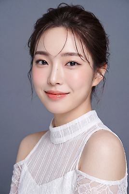 JPG 편집이미지 옷 여자 얼굴 자연 스튜디오 조명 미소 머리카락 카메라 촬영 흰색 의료성형뷰티 스타일 편집실사 AI인물포토 AI콘텐츠 컬러 표정 사람 신체부위 전자제품 머리 CG 생태계 파일형식 AI포토