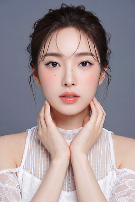 JPG 모델 편집이미지 손 얼굴 포즈 백그라운드 조명 앞모습 화장 뷰티 머리카락 촬영 회색 의료성형뷰티 스타일 편집실사 AI인물포토 AI콘텐츠 뷰포인트 컬러 신체부위 머리 CG 파일형식 AI포토 사람