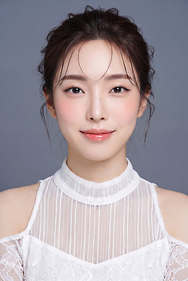 JPG 모델 편집이미지 여자 패션 포즈 백그라운드 미소 앞모습 카메라 촬영 블라우스 연예인 망사 의료성형뷰티 스타일 편집실사 AI인물포토 AI콘텐츠 직업 뷰포인트 상의 표정 사람 전자제품 직물 CG 파일형식 AI포토 옷