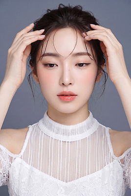 JPG 편집이미지 손 옷 여자 얼굴 포즈 백그라운드 미소 머리 카메라 촬영 회색 흰색 의료성형뷰티 스타일 편집실사 AI인물포토 AI콘텐츠 컬러 표정 사람 신체부위 전자제품 CG 파일형식 AI포토