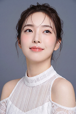 JPG 모델 편집이미지 헤어스타일 여자 패션 얼굴 포즈 회색배경 미소 뷰티 카메라 촬영 립스틱 피부 의료성형뷰티 편집실사 AI인물포토 AI콘텐츠 표정 사람 신체부위 전자제품 화장품 회색 CG 파일형식 AI포토 컬러