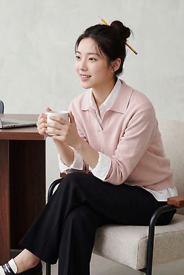 JPG 편집이미지 옷 여자 커피 의자 앉기 컵 노트북 사무실 작업 편안함 의료성형뷰티 편집실사 AI인물포토 AI콘텐츠 식기 음료 가구 비즈니스 모션 사람 전자제품 감각 CG 파일형식 AI포토 생활용품 오브젝트
