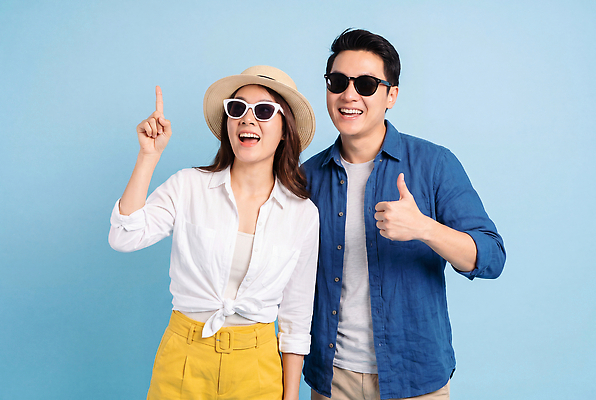 JPG 편집이미지 모자 옷 감정 손가락 기념 대화 웃음 사람 여름 파란색 친구 선글라스 의료성형뷰티 편집실사 AI인물포토 AI콘텐츠 손 잡화 계절 안경 컬러 관계 표정 말하기 CG 파일형식 AI포토 모션 신체부위