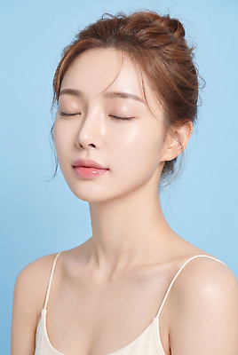 JPG 모델 편집이미지 헤어스타일 여자 조명 표정 사람 앞모습 화장 뷰티 눈감음 사진촬영 촬영 피부 파란배경 의료성형뷰티 편집실사 AI인물포토 AI콘텐츠 뷰포인트 모션 신체부위 파란색 CG 파일형식 AI포토 컬러