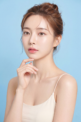 JPG 모델 편집이미지 여자 패션 포즈 손가락 표정 미소 상반신 화장 뷰티 카메라 사진촬영 파란배경 턱 의료성형뷰티 편집실사 AI인물포토 AI콘텐츠 손 사람 파란색 전자제품 촬영 CG 파일형식 AI포토 컬러 신체부위