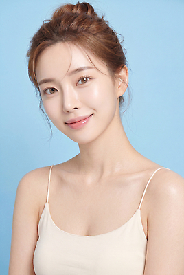 컬러 표정 신체부위 전자제품 머리 CG 파일형식 AI포토 미소 사람 백그라운드 파란색 카메라 피부 머리카락 정리 얼굴 선 눈 입 촬영 편집실사 JPG 편집이미지 의료성형뷰티 AI인물포토 AI콘텐츠