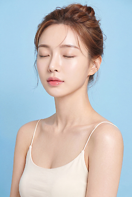 컬러 사람 머리 CG 생태계 파일형식 AI포토 여자 모델 눈 표정 백그라운드 파란색 스타일 자연 뷰티 머리카락 빛 감정 포즈 편집실사 JPG 편집이미지 의료성형뷰티 AI인물포토 AI콘텐츠