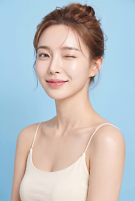 JPG 모델 편집이미지 옷 여자 포즈 백그라운드 윙크 미소 파란색 뷰티 머리카락 카메라 촬영 의료성형뷰티 스타일 편집실사 AI인물포토 AI콘텐츠 컬러 표정 사람 전자제품 머리 CG 파일형식 AI포토 신체부위