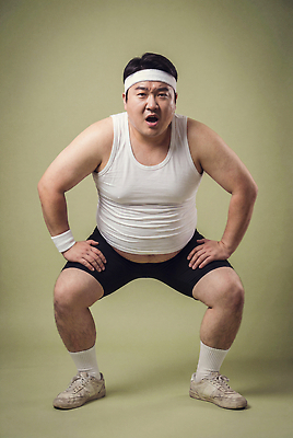 JPG 편집이미지 남자 스포츠 실내 건강 운동복 운동 운동기구 헬스 힘 다리 몸무게 집중 의료성형뷰티 스쿼트 편집실사 AI인물포토 AI콘텐츠 옷 컨셉 사람 내부 CG 파일형식 운동자세 AI포토