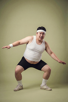 JPG 편집이미지 남자 스포츠 실내 건강 운동복 운동 헬스 스트레칭 다리 머리띠 몸무게 의료성형뷰티 스쿼트 편집실사 AI인물포토 AI콘텐츠 옷 장신구 사람 내부 CG 파일형식 운동자세 AI포토