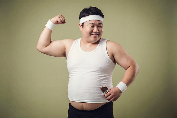 JPG 편집이미지 남자 포즈 백그라운드 건강 웃음 운동복 운동 과자 헬스 힘 즐거움 팔 초코바 의료성형뷰티 단순 편집실사 AI인물포토 AI콘텐츠 옷 감정 디저트 표정 사람 신체부위 CG 파일형식 AI포토 음식