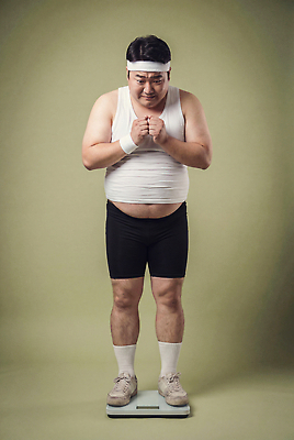 JPG 편집이미지 남자 다이어트 조명 건강 운동복 운동 헬스 방 몸무게 집중 확인 체중계 의료성형뷰티 편집실사 AI인물포토 AI콘텐츠 옷 컨셉 사람 CG 파일형식 AI포토