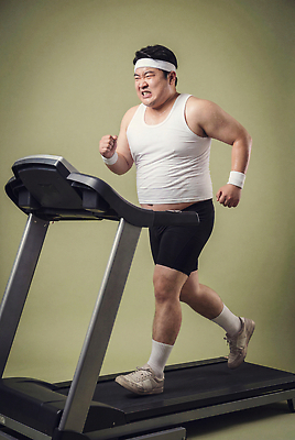 JPG 편집이미지 남자 건강 운동복 운동 헬스 힘 헬스장 맥박 연습 땀 상승 런닝머신 유산소운동 의료성형뷰티 편집실사 AI인물포토 AI콘텐츠 옷 컨셉 의학 사람 운동기구 CG 파일형식 AI포토