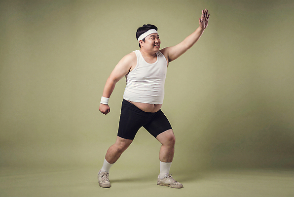 JPG 편집이미지 남자 포즈 운동화 실내 운동복 운동 에너지 다리 몸무게 훌라후프 팔 의료성형뷰티 편집실사 AI인물포토 AI콘텐츠 옷 신발 건강 사람 내부 신체부위 CG 파일형식 AI포토
