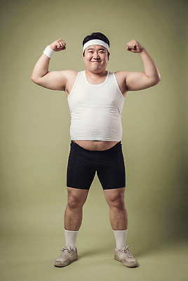 JPG 편집이미지 남자 포즈 백그라운드 신체 건강 웃음 운동복 운동 헬스 몸무게 팔 의료성형뷰티 편집실사 AI인물포토 AI콘텐츠 옷 표정 사람 신체부위 CG 파일형식 AI포토