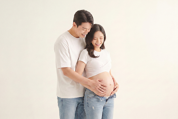 JPG 편집이미지 커플 응시 여자 남자 행복 포즈 가족 스튜디오 남편 사랑 미소 촬영 희망 임신 아내 배 의료성형뷰티 편집실사 AI인물포토 AI콘텐츠 시선 감정 관계 표정 사람 CG 파일형식 AI포토