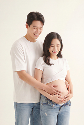 JPG 편집이미지 부부 행복 포즈 가족 관계 사랑 웃음 촬영 희망 임신 아기 배 태아 의료성형뷰티 편집실사 AI인물포토 AI콘텐츠 커플 감정 표정 사람 CG 파일형식 AI포토