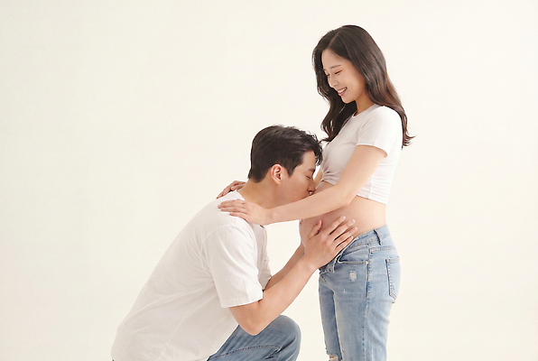 JPG 편집이미지 여자 남자 행복 가족 관계 남편 사랑 희망 임신 기쁨 만남 아내 배 기다림 의료성형뷰티 편집실사 AI인물포토 AI콘텐츠 감정 컨셉 모션 사람 CG 파일형식 AI포토