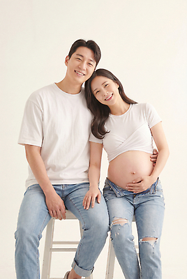 JPG 편집이미지 부부 여자 남자 행복 가족 스튜디오 남편 사랑 웃음 생활 사진촬영 희망 임신 아내 배 신혼 의료성형뷰티 편집실사 AI인물포토 AI콘텐츠 커플 감정 관계 표정 사람 촬영 CG 파일형식 AI포토
